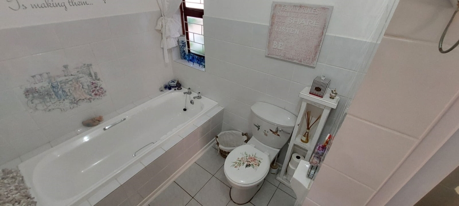 5 Bedroom Property for Sale in Wavecrest Eastern Cape